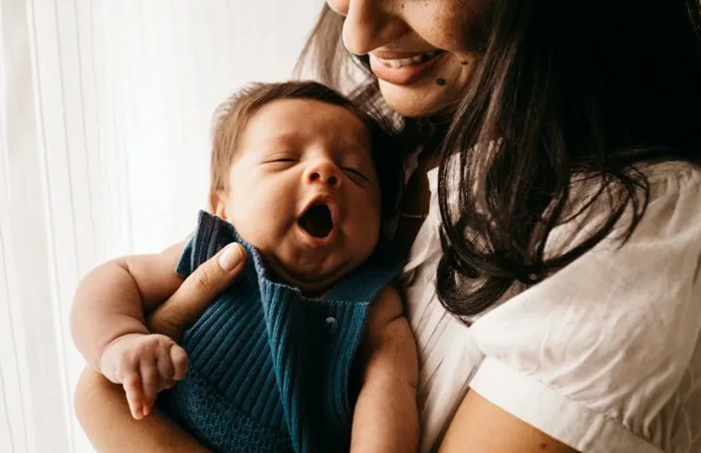 woman in white shirt carrying girl in blue shirt stockpack-unsplashwoman in white shirt carrying girl in blue shirt stockpack-unsplash